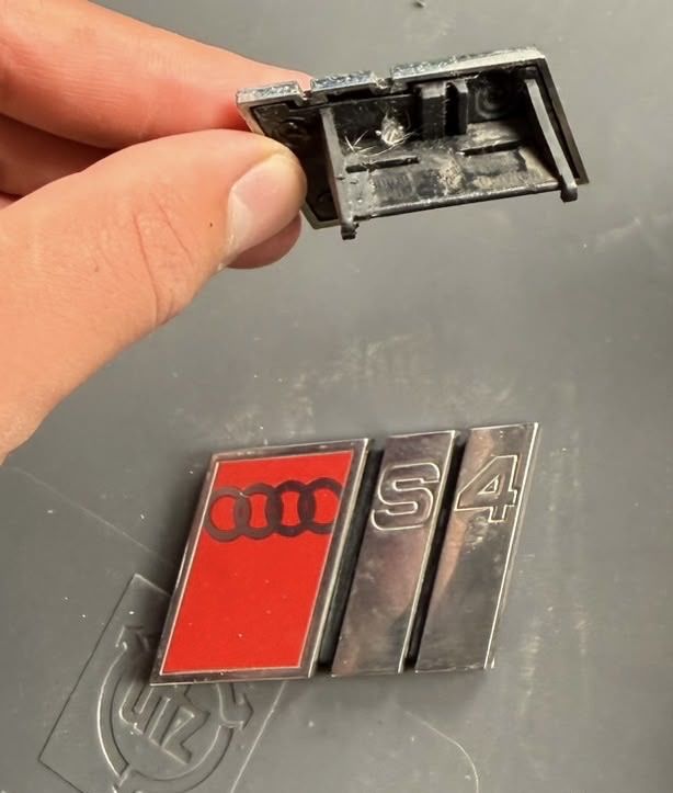Audi Tutti pezzi di ricambio auto: Audi S4 Emblem Originalteil – Usato da Wettingen venduto da vpr_9gz6 2