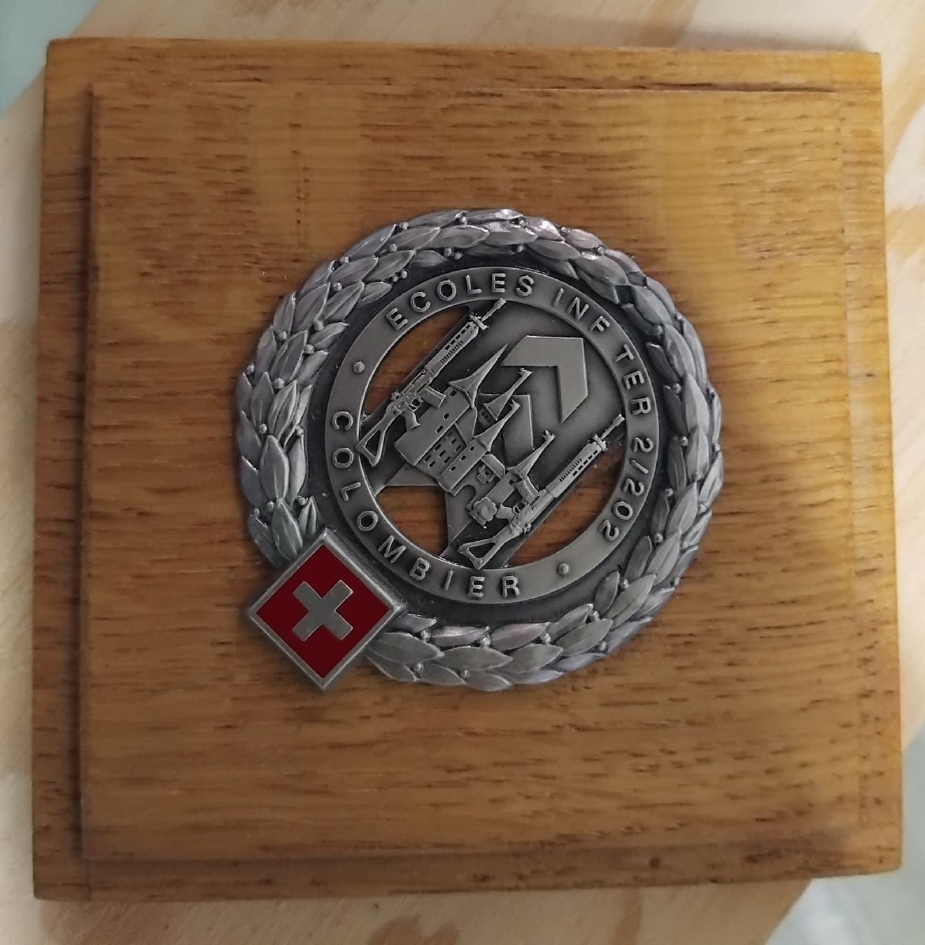 Schweizer Armee Placchette & Badge: Beret Inf Zeichen auf Holz – Usato da Wauwil venduto da Tarak84