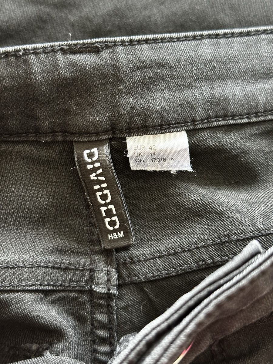 H&M Jeans: Schwarze H&M Divided Jeans, Grösse 42 – Usato da Eglisau venduto da Brewster1 2