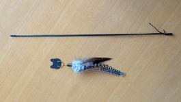 Katzenangel | 50 cm | schwarz | Anhänger aus Fasanenfeder