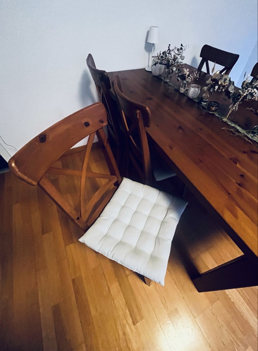 Ikea Set di tavolo e panche: Massiver Holztisch mit 6 Stühlen – Usato da Bern venduto da rahel.123 3