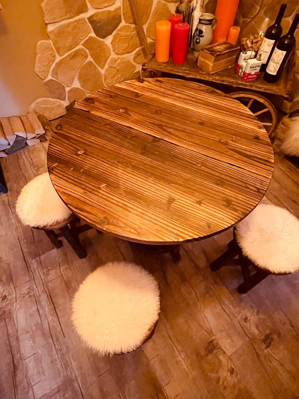 Set de table et chaises: Rustikales Tischset mit 4 Hockern gebraucht – D'occasion à Root par hue_8mqj 3