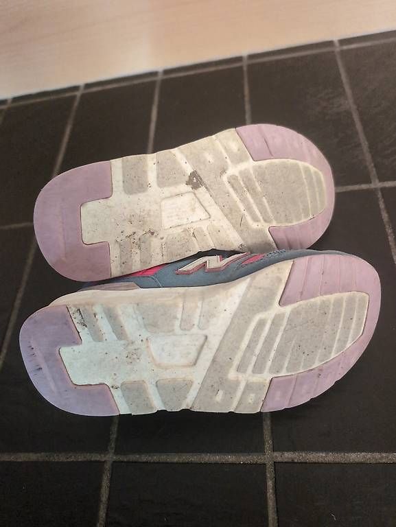 Scarpe per ragazzi: New Balance Grösse 31  – Usato da Effretikon venduto da sar_x7yl 1