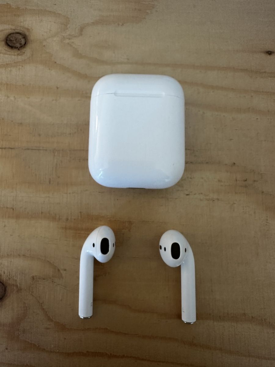 Apple Cuffie: Apple AirPods wireless earbuds with charging case – Usato da Adliswil venduto da kaischmid 3