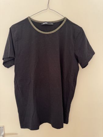 T-Shirt Koton schwarz mit goldfarbenem Kragen Grösse M
