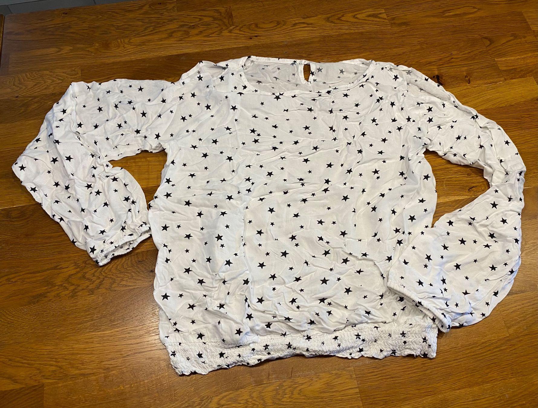 Blusen, T-Shirts & Tops: MÄDCHENBLUSE WEISS MIT STERNEN GR. 170 – Gebraucht aus Sarmenstorf von Froeschli81