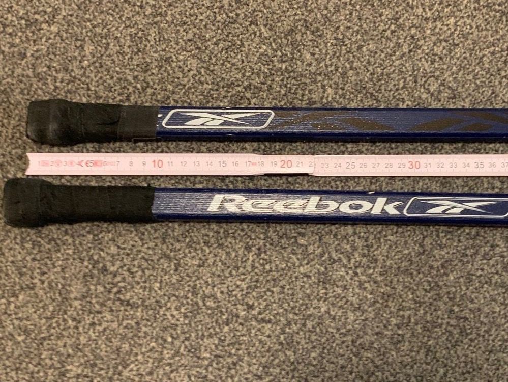 Reebok Bastoni & Pale: Zwei Eishockeyschläger Reebook Multilam MS + 2 Pucks – Nuovo (secondo la descrizione) da Erlenbach ZH venduto da Ritschly 1