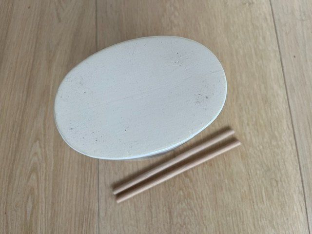 Vase & Récipients: Originelle Vase weiss mit Holzstäben – D'occasion à Arosa par auras 4