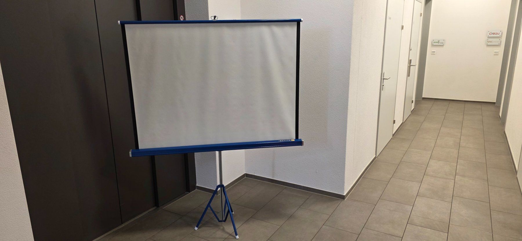 Ecrans: Leinwand B 1m25, H 1m35 – D'occasion à Elgg par computerbrocki