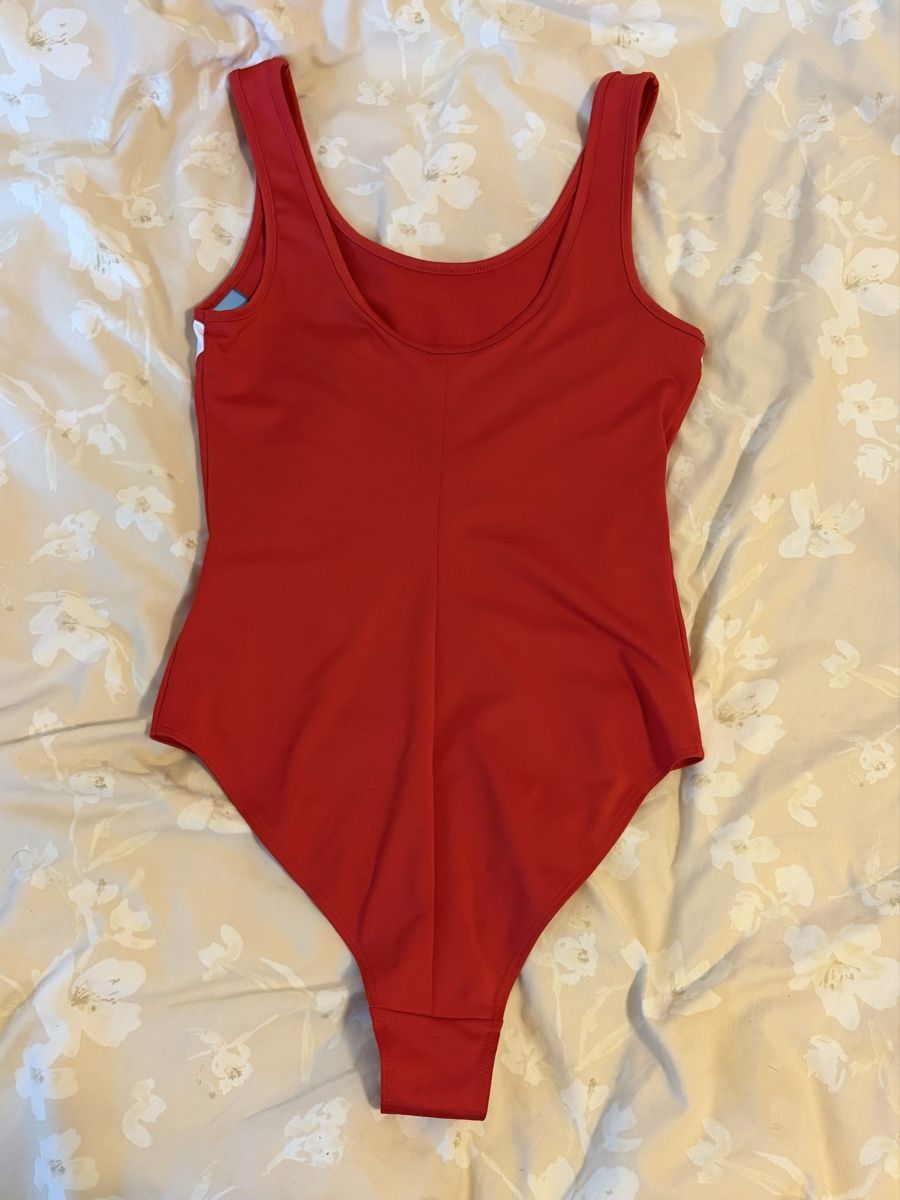 Levi's Chemisiers: Levi’s Red Bodysuit – Neuf (Voir description) à Chambésy par tiffwears7 1