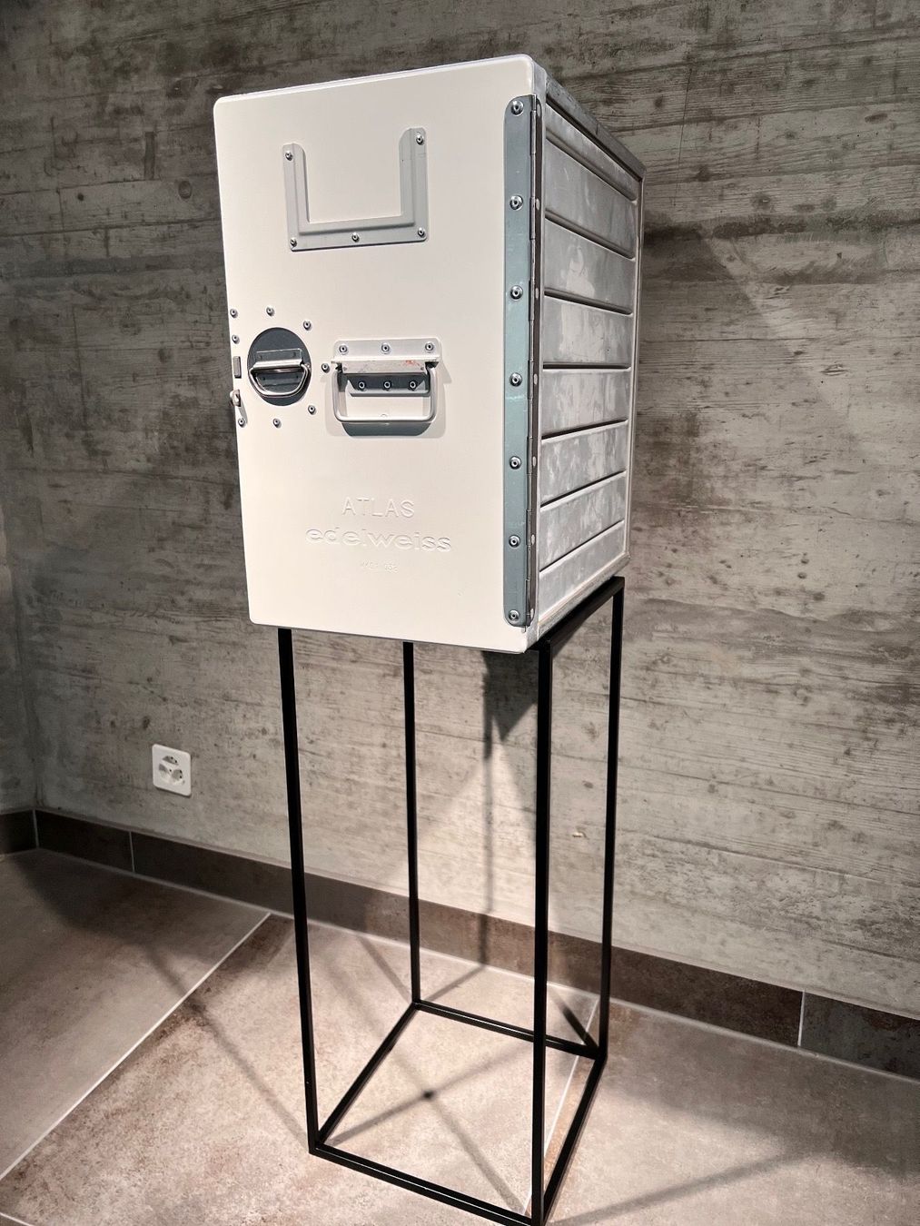 Altro in Aeronautica: Edelweiß Flugzeugtrolley Designer Kommod – Usato da Fruthwilen venduto da bodensee_manufaktur 1