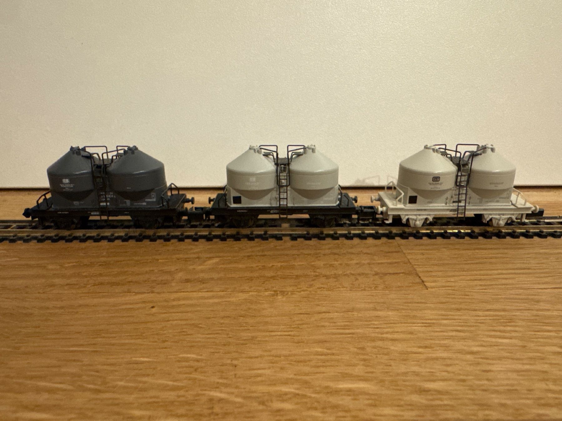 Arnold Modellini di ferrovie: Arnold DB Staubbehälter Wagen Set – Nuovo (secondo la descrizione) da Schlierbach venduto da Look8