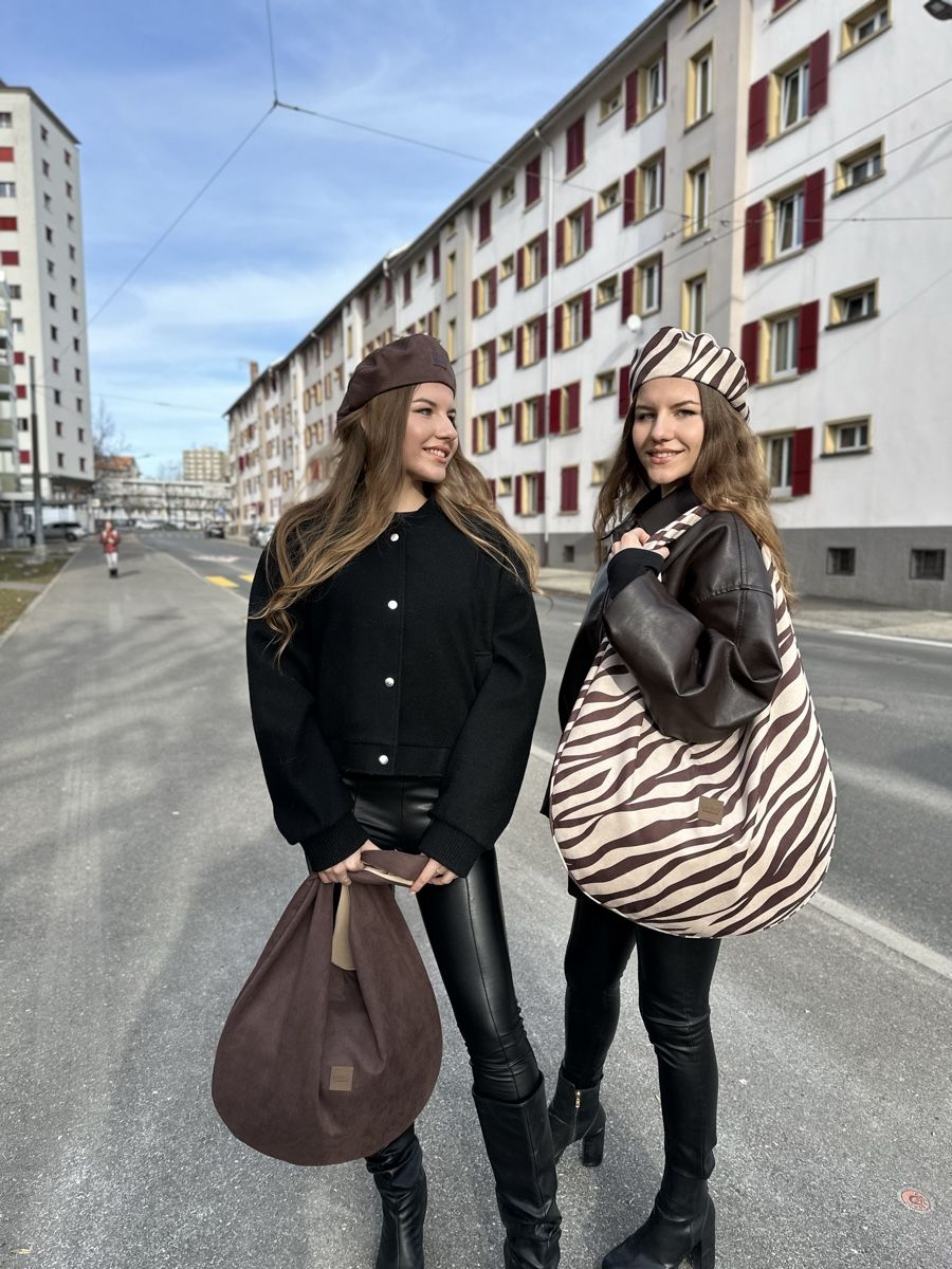 Borse da donna: Sac cabas réversible zébra/hazel soft-touch microfiber suede – Nuovo e nell'imballaggio originale da La Chaux-de-Fonds venduto da Yuliia_1 1