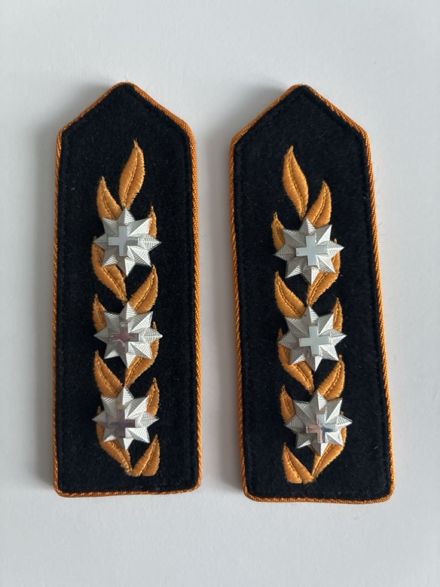 Schweizer Armee Placchette & Badge: Achselklappen Korps Kommandant 1949 – Nuovo (secondo la descrizione) da Gutenswil venduto da Antiques77