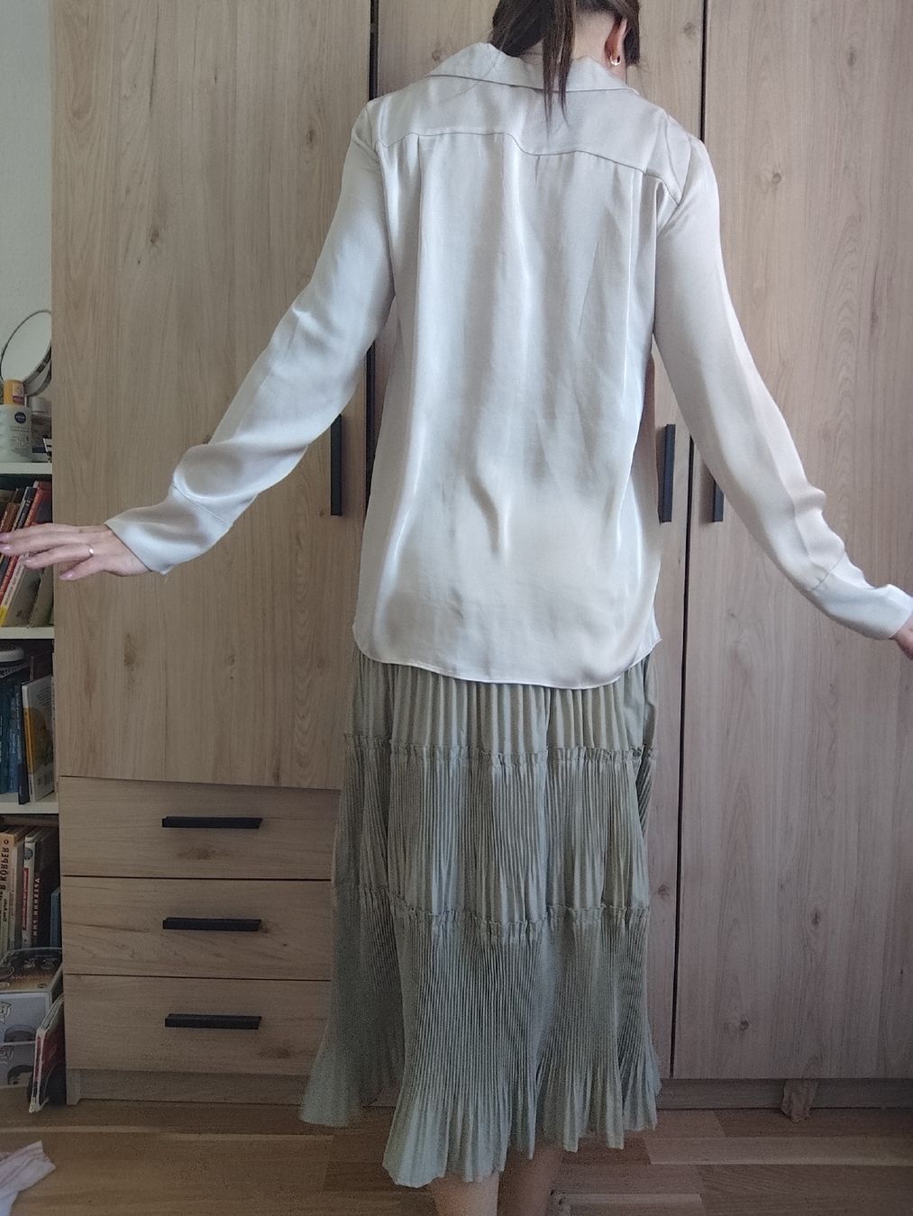 H&M Camicette: H&M Beige Blouse, Size S - Perfect for Spring Layering! – Usato da Mägenwil venduto da VintageGirly 2