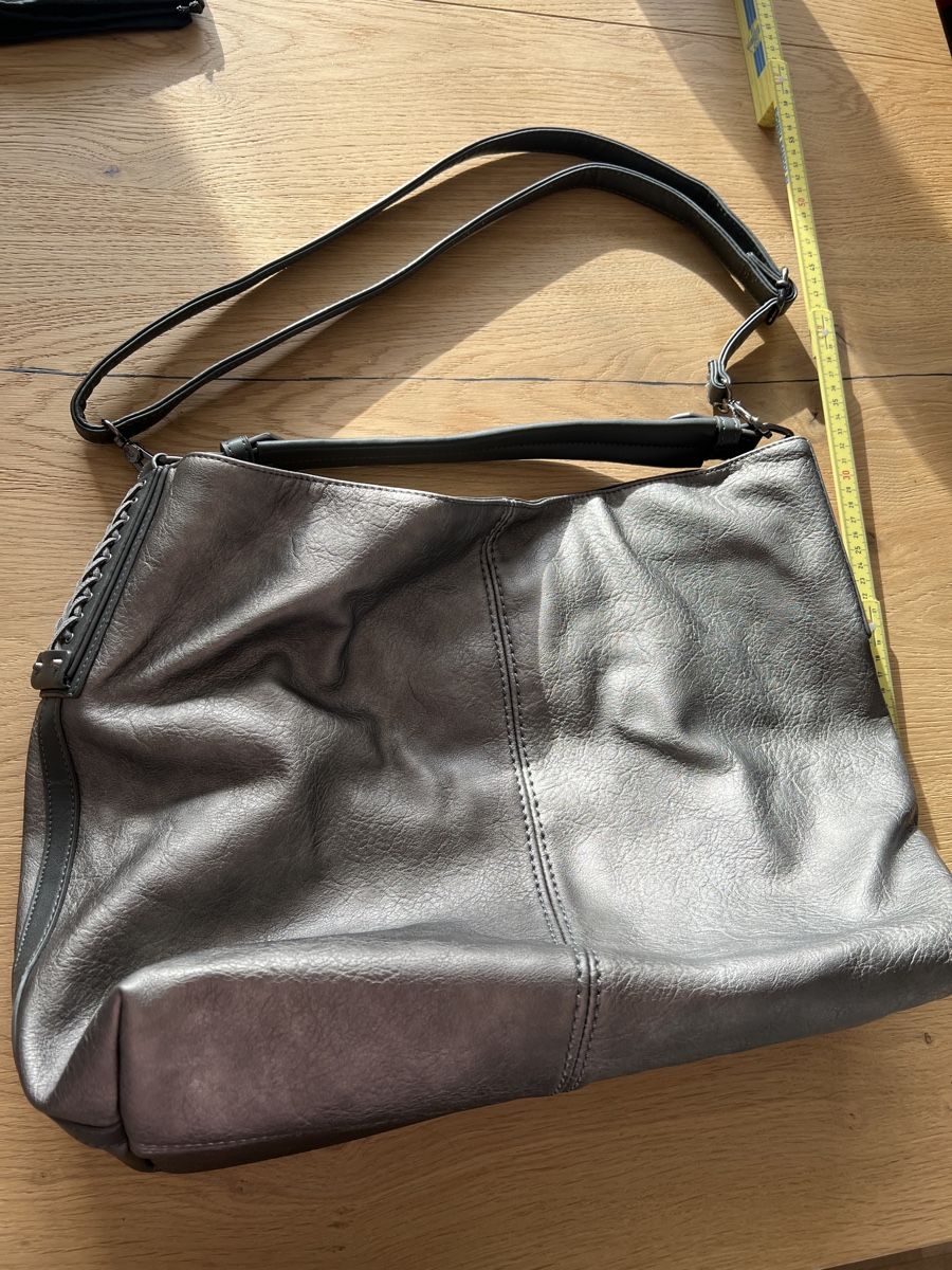 Borse da donna: Schicke Schultertasche/Handtasche grau-glanz – Usato da Steckborn venduto da Holiday66