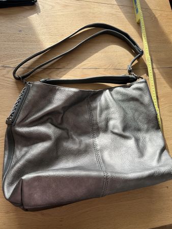 Schicke Schultertasche/Handtasche grau-glanz