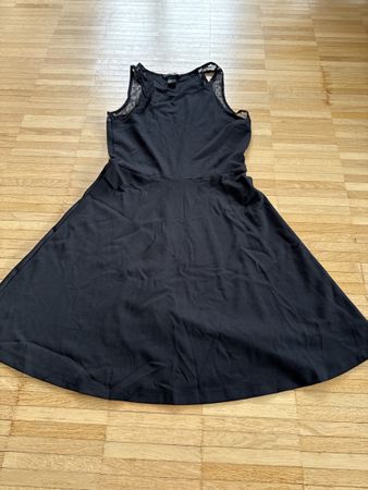 Schwarzes H&M Sommerkleid Gr. S mit Spitze am Rücken