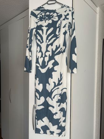 Langes Kleid mit Muster und Rückenausschnitt gebraucht