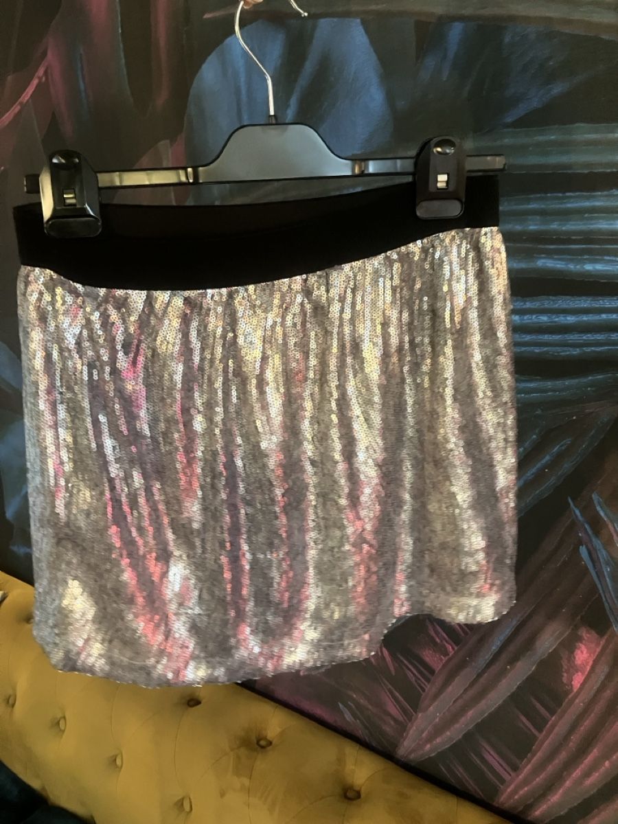 Bershka Gonne: Mini-jupe à sequins argentée et noire taille S – Usato da St-Aubin-Sauges venduto da Sonia-Ka 1