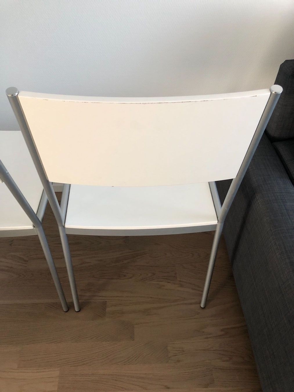 Stühle: 2 x Stuhl weiss Metall, Holz – Gebraucht aus Winterthur von Alp9 5