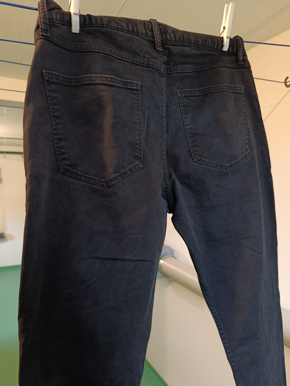 H&M Jeans: Jeans schwarz Gr. 32 H&M – Usato da Bellach venduto da TORA4 4