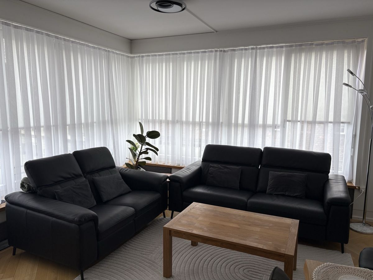 Sofas: Schwarze Ledercouchgarnitur, 2er+3er – Gebraucht aus Langenthal von Mice05