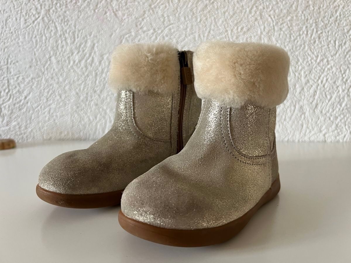 Ugg Scarpe per ragazze: Bottes UGG fourrées fille pointure 26 – Usato da Zürich venduto da Sol65