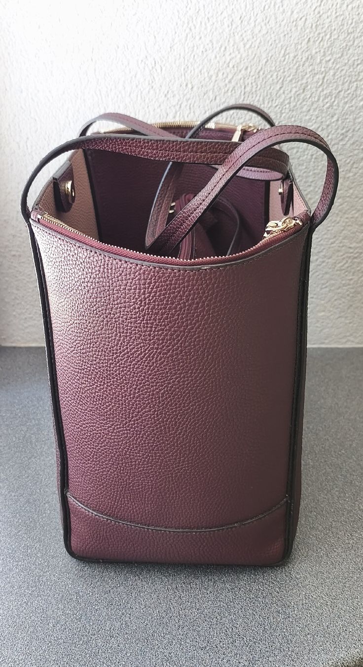 Guess Borse da donna: Guess Ledertasche mit separater Innentasche, bordeaux – Usato da Hitzkirch venduto da Lachrima63 3