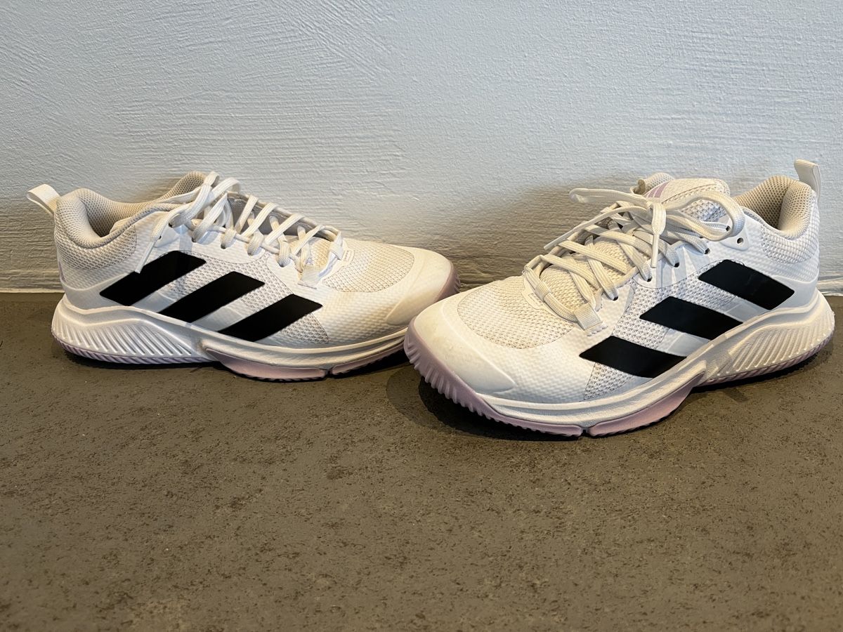 Adidas Chaussures femmes: Volleyballschuhe Adidas – D'occasion à Tafers par Emanuel78