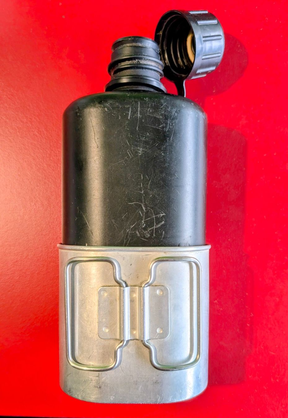 Schweizer Armee Attrezzatura & Pezzi di ricambio: SCHWEIZER ARMEE MILITÄR FELDFLASCHE TRINKFLASCHE MIT BECHER – Usato da Düdingen venduto da Quartierstrasse 1