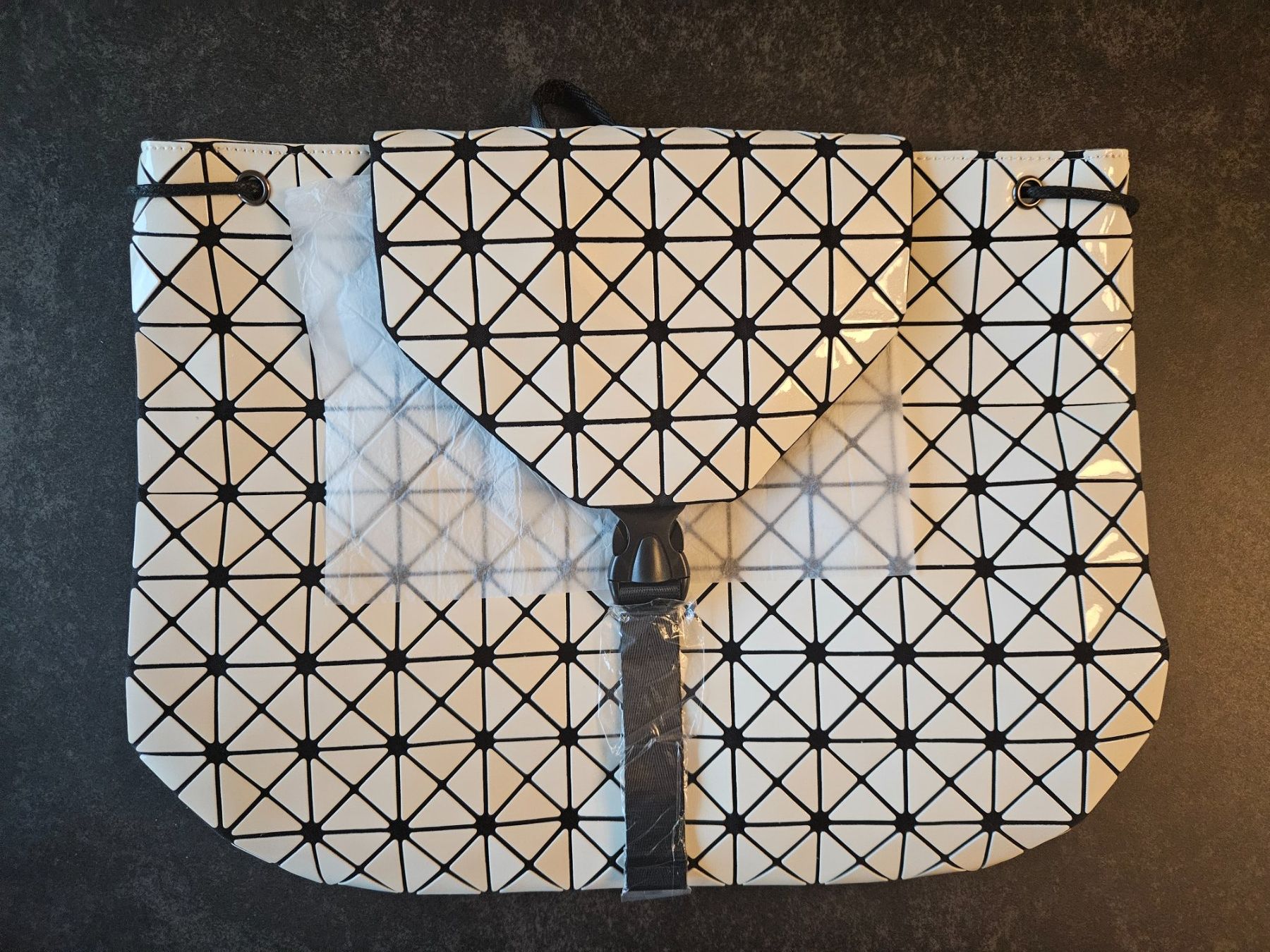 Rucksäcke: Geometrischer Rucksack - Weiss Schwarz - Blickfang – Neu und originalverpackt aus Basel von Anghkorwatt 4