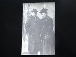 AK Fotokarte bürgerliches Paar im Winter Prosit Neujahr 1910