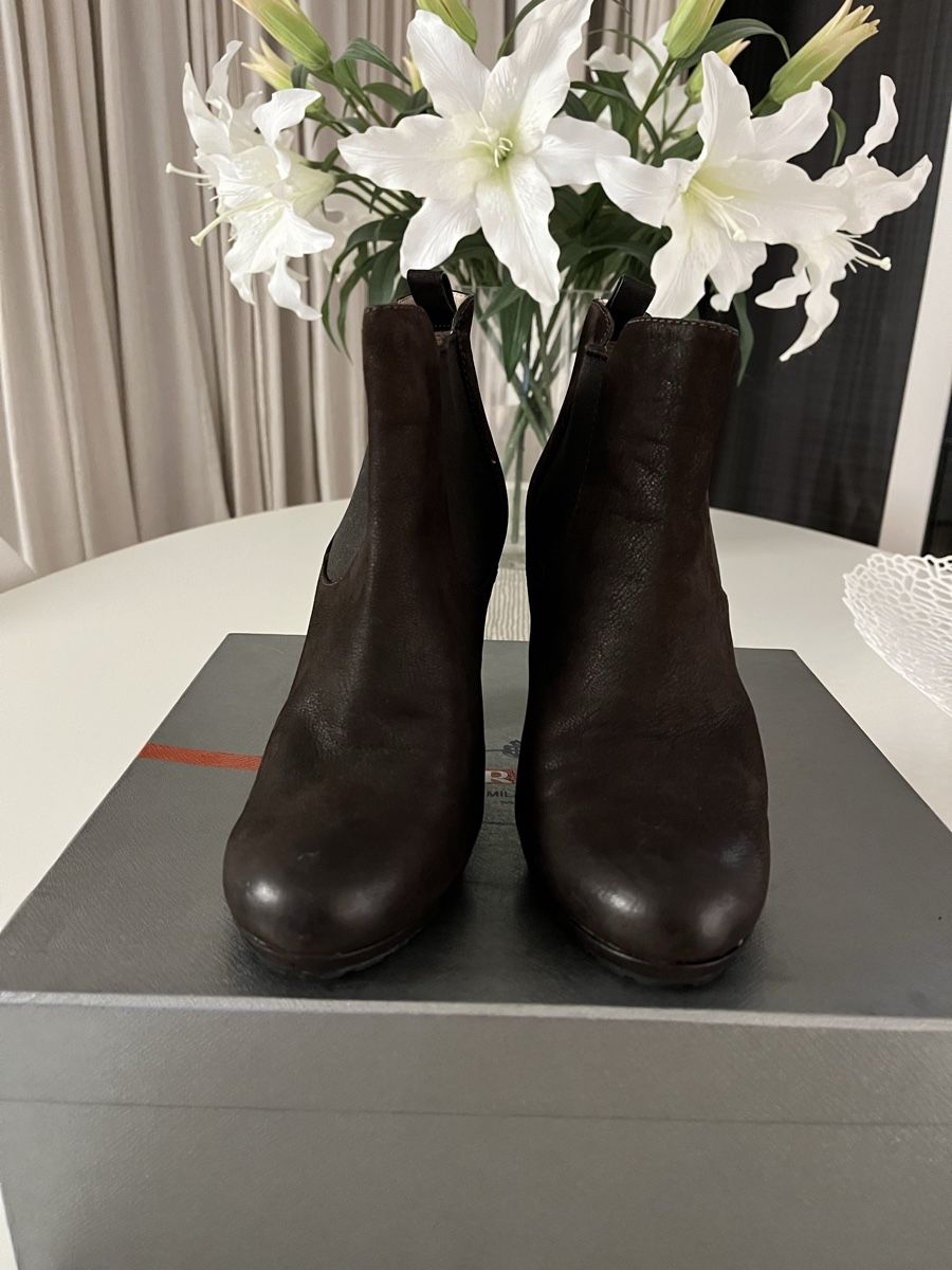 Prada Scarpe da donna: Prada Chocolate Brown Leather Boots – Usato da Männedorf venduto da Helenanne 1