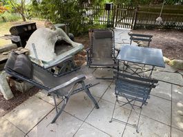 Vier Gartenstühle und ein Tisch
