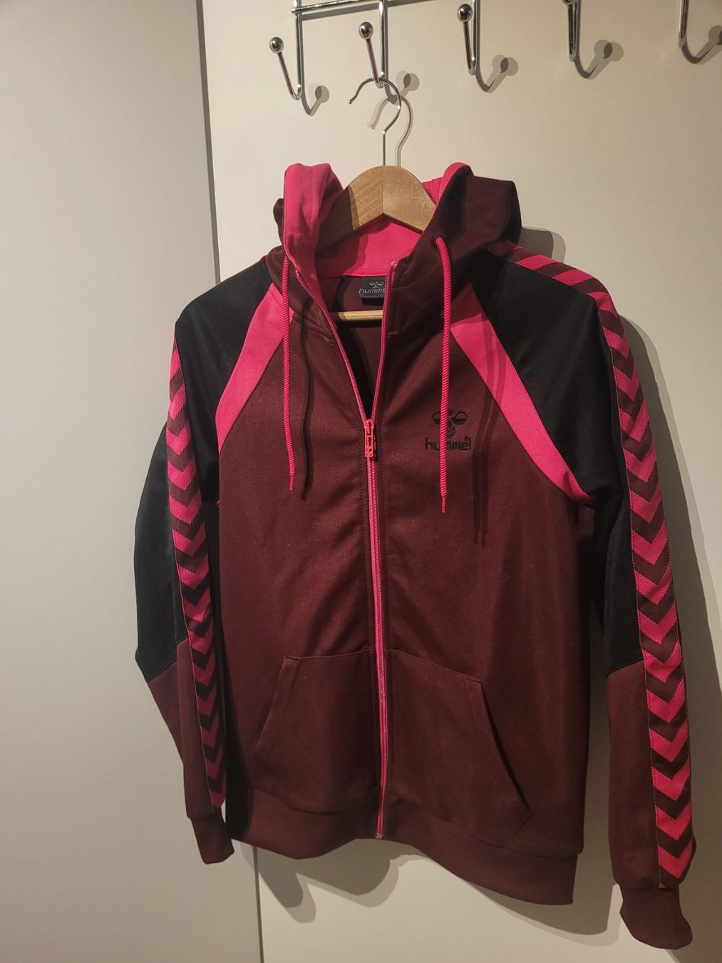 Hummel Vestes: Hummel Trainingsjacke, Bordeaux, Pink, Grösse M – Neuf (Voir description) à Wallisellen par sedlees
