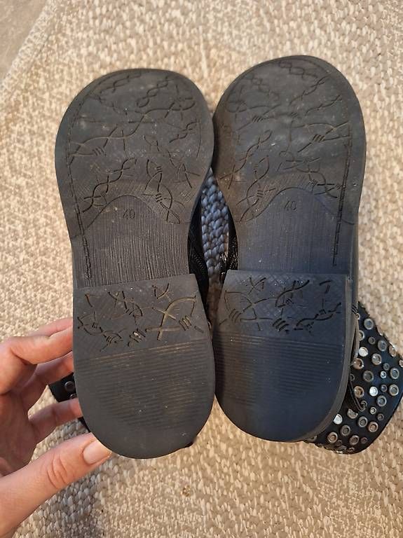 Scarpe da donna: STIEFEL mit Dekonieten, Grösse 40 – Usato da Buochs venduto da DasBaerchi