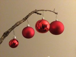8 Christbaumkugeln, rot matt + glänzend, 10cm, 1x benutzt