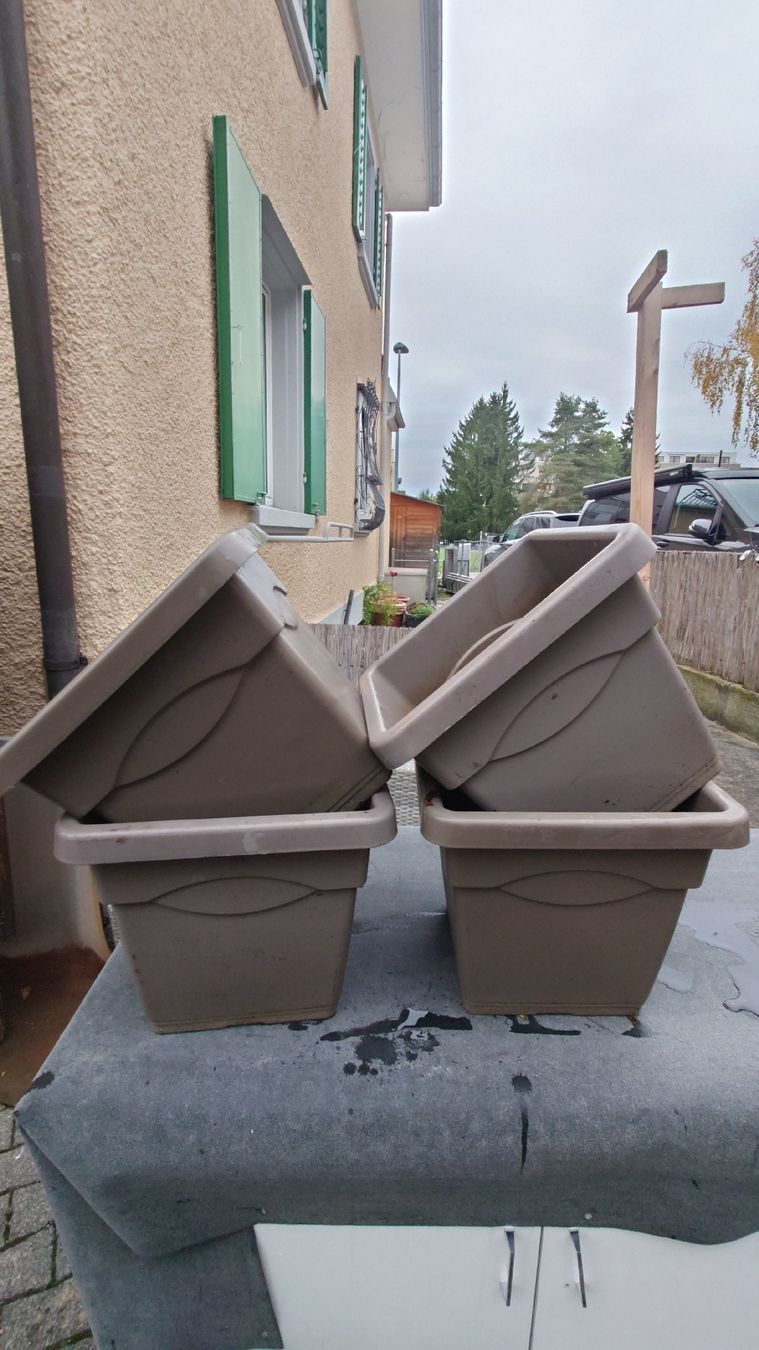 Box contenitori: Gebrauchte Blumentöpfe, Kunststoff, braun, 4er Set – Usato da Dübendorf venduto da DCest 2