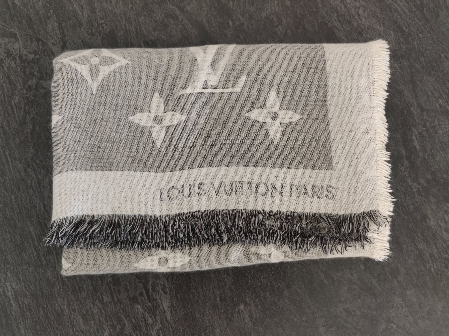 Louis Vuitton Foulard & Sciarpe: Louis Vuitton Chale cashemire – Usato da Martigny venduto da Vintage-23