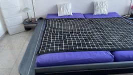 Bett 200x200cm auf Rollen mit Nachttischen (top Zustand)