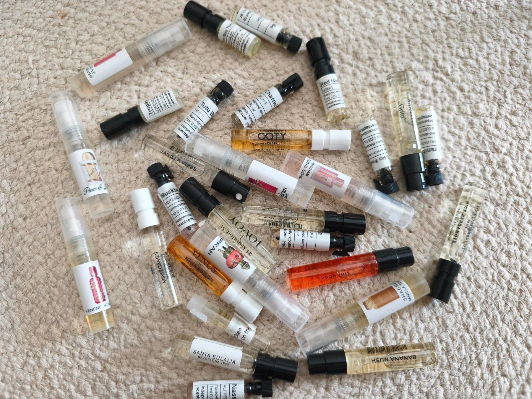 Profumi & Eau de Toilette: 30+ Perfume SAMPLES – Usato da Zürich venduto da AloMX