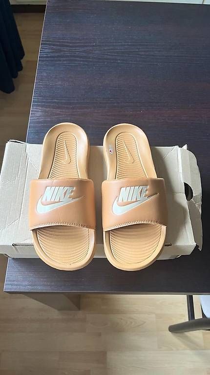 Nike Herrenschuhe: Claquettes Nike, pointure 39. – Gebraucht aus le locle von caryl