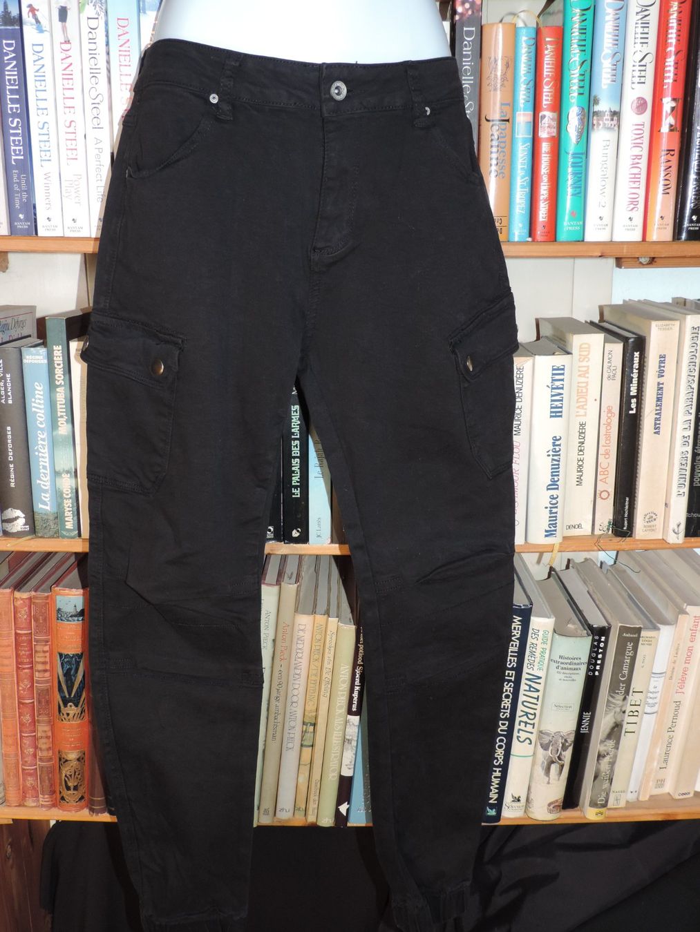 Pantaloni: pantalon stretch noir – Usato da Genève venduto da Axelle333 3