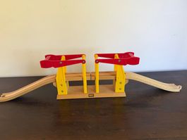 BRIO Eisenbahnbrücke rot gelb Holz Spielzeug gebraucht