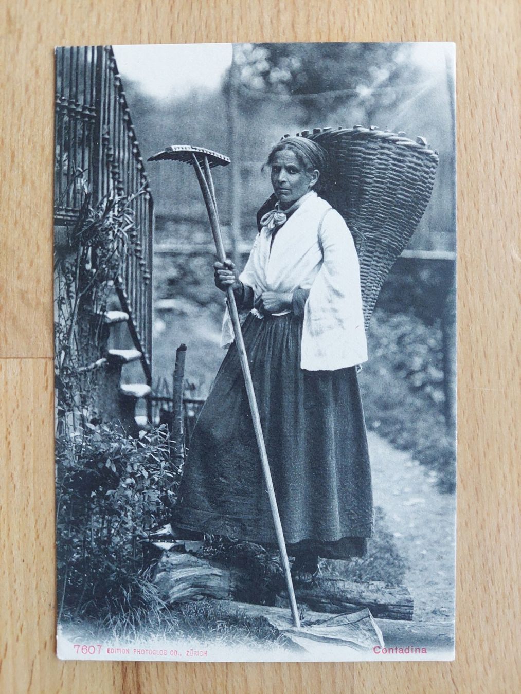 Cartoline postali: AK Feldarbeiterin Tessin – Usato da Obfelden venduto da Foto_Bild_Kunst_Buch