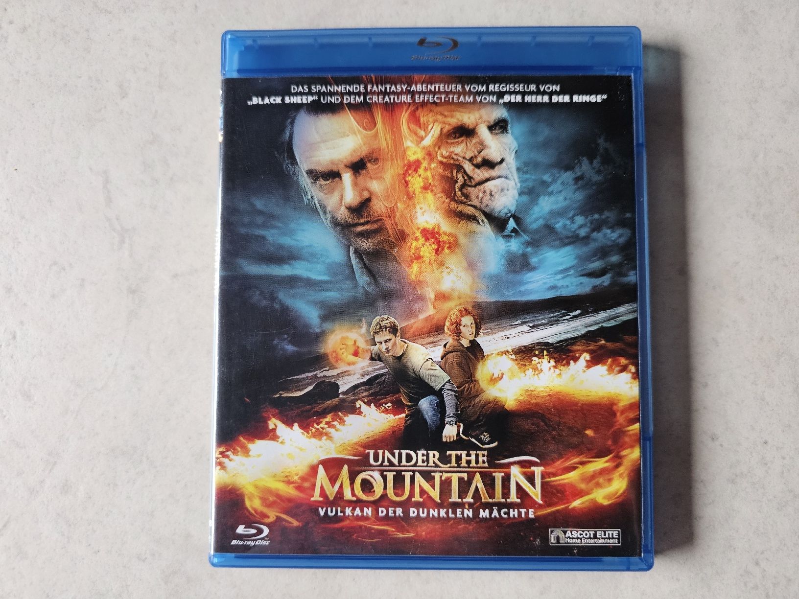 Tutti i DVDs: Under The Mountain  -  Vulkan der dunklen Mächte / Bluray – Usato da Schneisingen venduto da backstore24