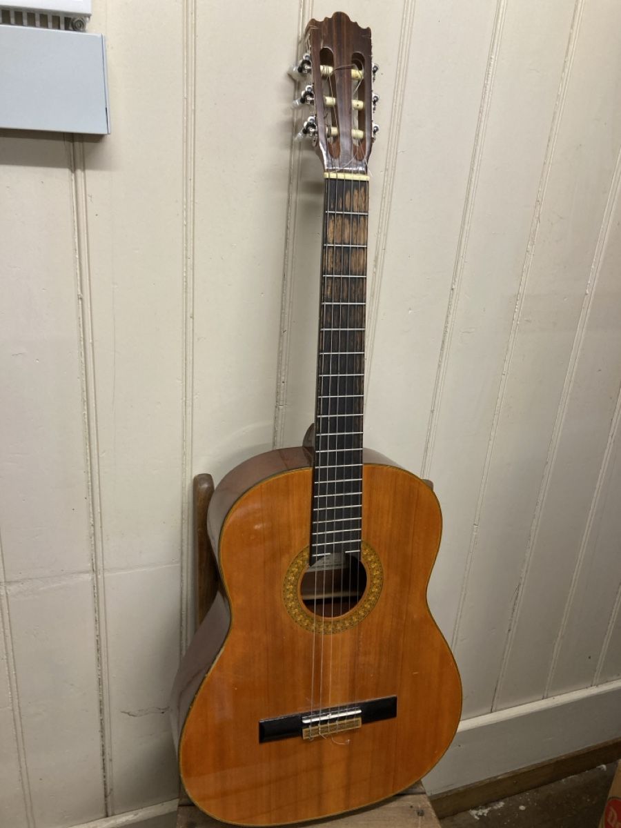 Strumenti musicali: Gitarre – Usato da Schwanden GL venduto da bait04