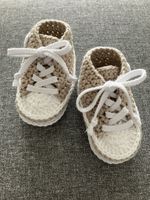 Neu gehäkelte Baby-Converse für warme Füsschen