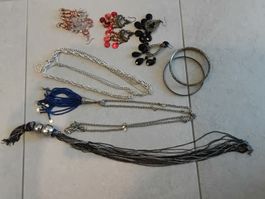 Schmuck Set: 3 Halsketten, 3 Paar Ohrringe, 2 Armreifen